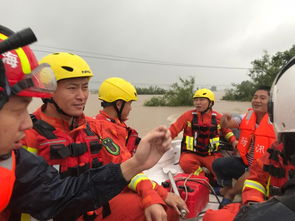 消防员驾驶冲锋舟进行救援