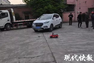 男童站在车前阻止车辆前进监控截图