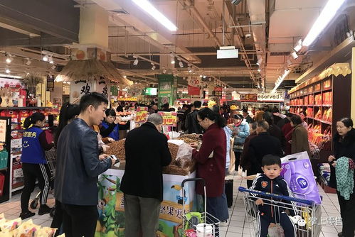 Labubu线下门店抢购现场拥挤人群