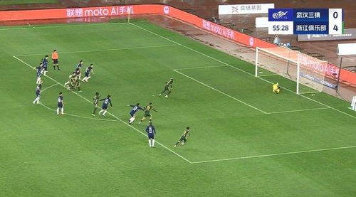 王钰栋在训练场上传球