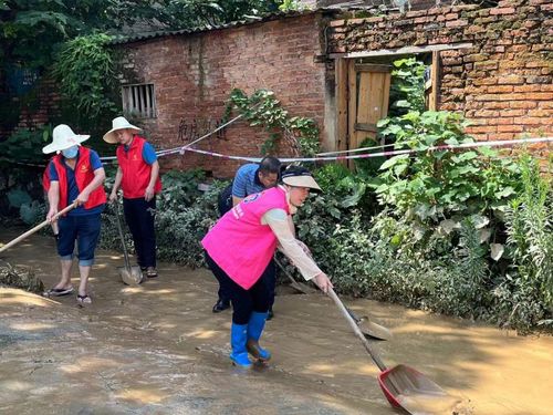 志愿者为受灾群众分发食物