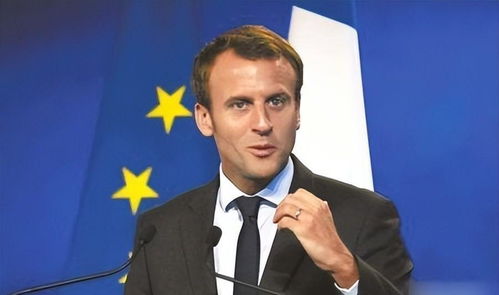 法国总理微笑面对媒体镜头