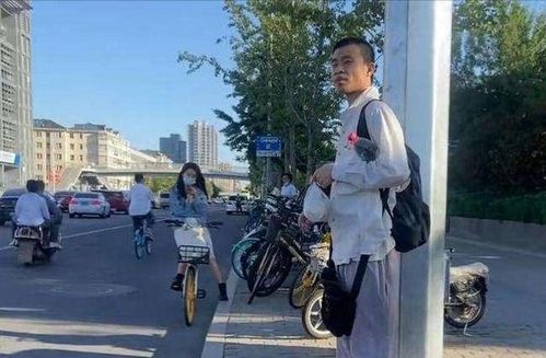 众人围堵韦东奕拍照的混乱场面