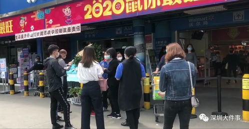 超市门口人群拥挤