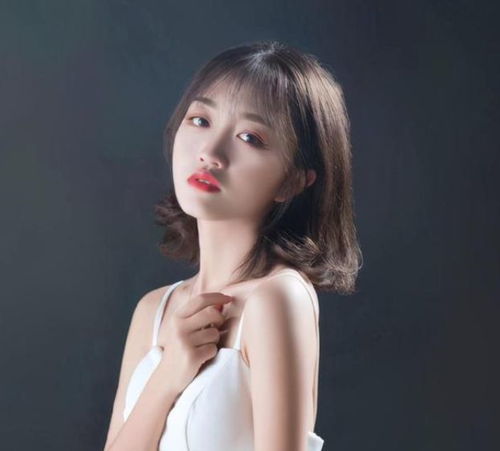 梁小友在直播间带货的照片