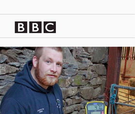 农民使用手机监控农田