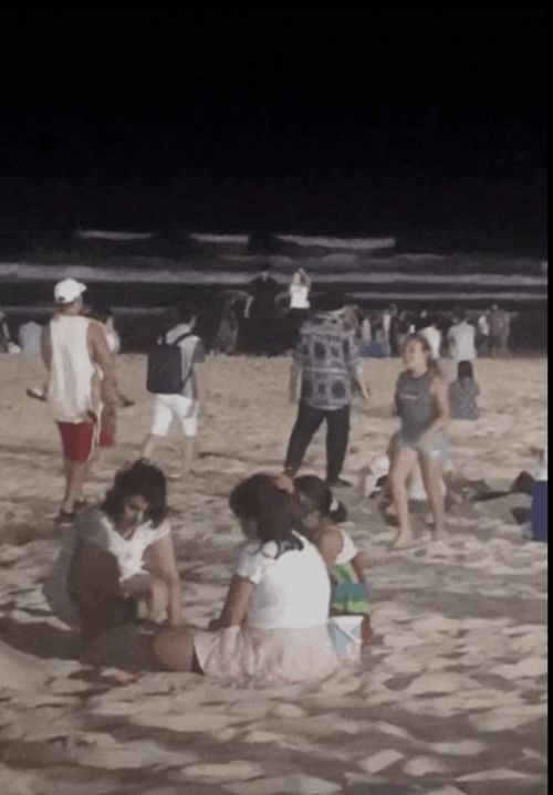 周杰伦在京都被拍走路姿势异常