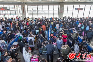 火车站内繁忙的候车大厅