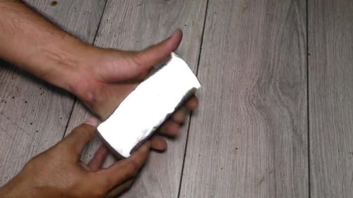 图吧老哥正在使用工具修理一块显卡