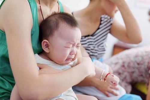 加沙街头哭泣的母亲抱着孩子的遗体