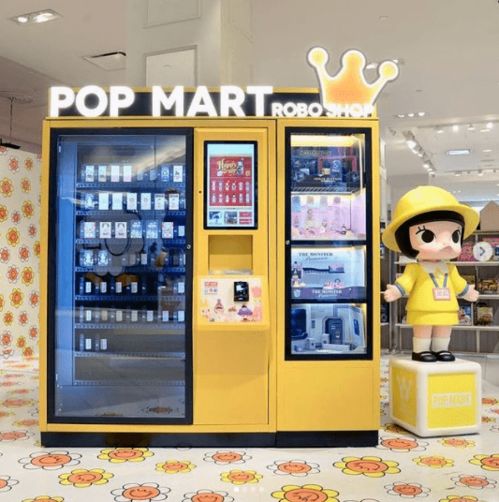 广州商场泡泡玛特售卖机前人群拥挤