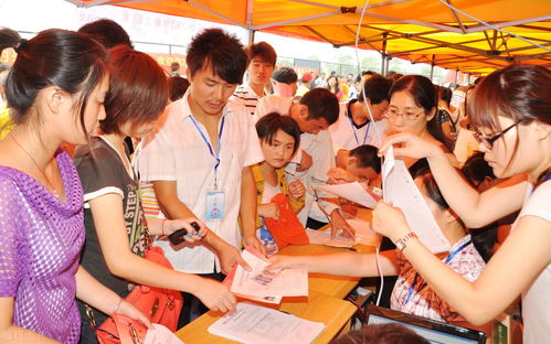 高考学生与家人在电脑前查看成绩