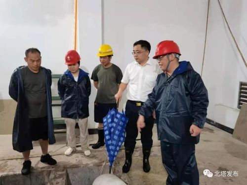 图片内容：防汛应急响应期间，工作人员在指挥中心紧张工作