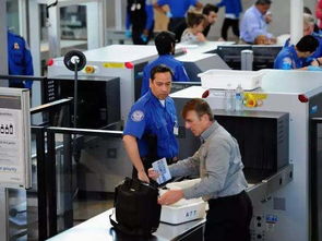 机场安检口人群排队场景