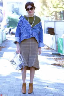 Labubu脱掉外套露出肚皮笑嘻嘻