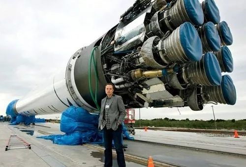 马斯克在控制中心观察试飞