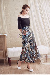 女生穿着复古连衣裙拍照