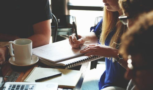 编剧于雷在电脑前写作