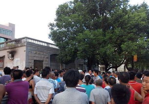 事发现场围观人群