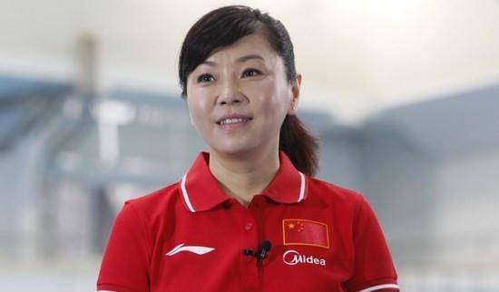 周继红正在指导年轻选手训练