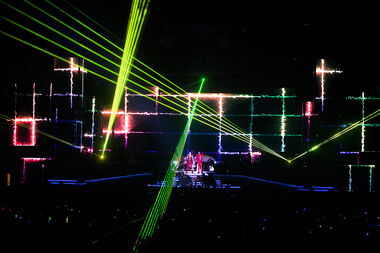 凤凰传奇天津演唱会取消背后：粉丝失落与行业震荡