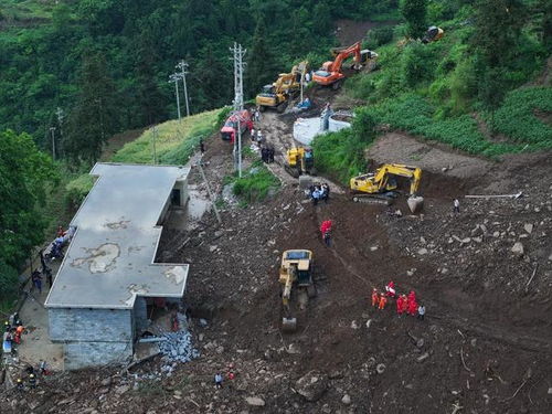 湖南暴雨悲剧：地下车库移车三人遇难，背后真相令人心痛