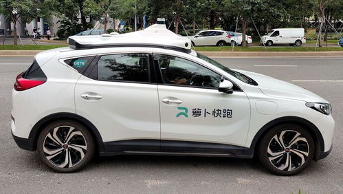 上海街头无人驾驶出租车行驶中