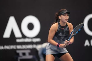 王欣瑜在球场上挥拍