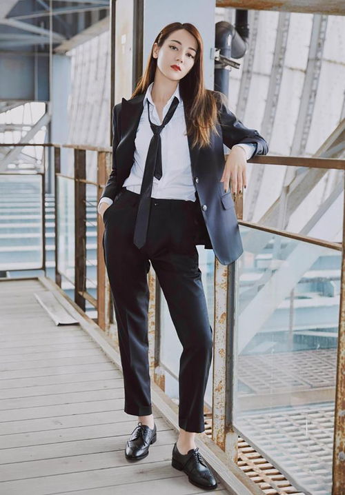 迪丽热巴身穿警服手持文件