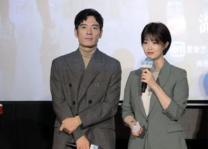 李光洁与蒋欣在片场认真对戏的照片