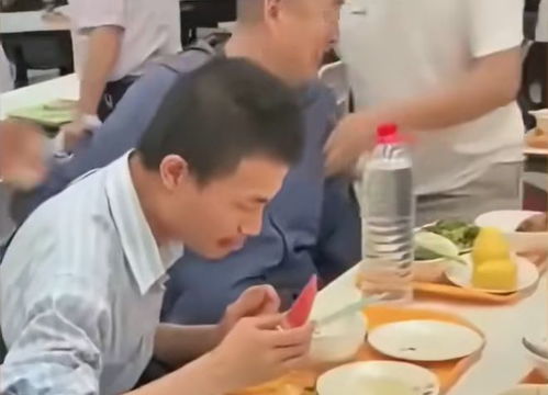 让韦东奕们好好吃口饭：当流量包围学术宁静，我们该反思什么？