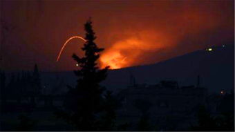 多枚导弹齐发划破夜空的壮观景象