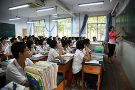 学生在教室认真听课