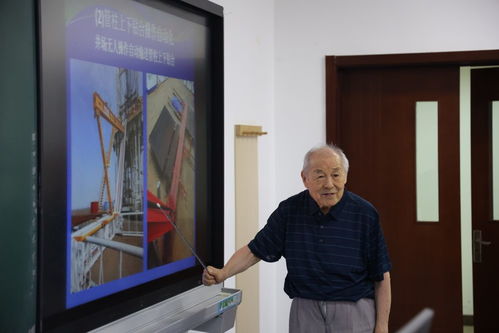 王虹在北大讲台上授课，台下座无虚席