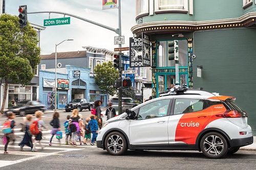 自动驾驶汽车在夜间城市街道上运行