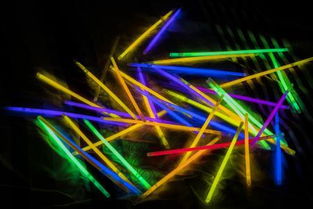 粉丝手持荧光棒在现场等待