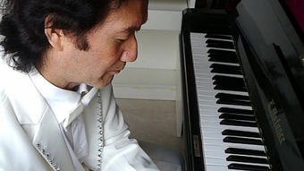 丁丁老师最后一次弹奏钢琴的画面