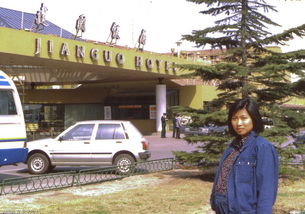 美军F-16战机在中东机场降落画面