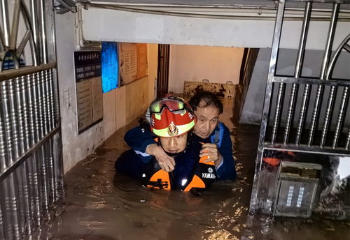 救援人员转移被困居民