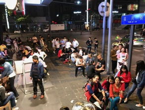 成都街头火锅店排队盛况