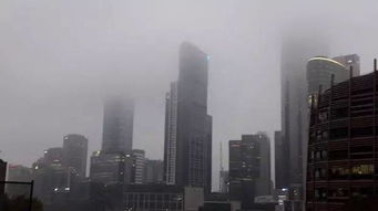 德黑兰城市天际线远处烟雾升起