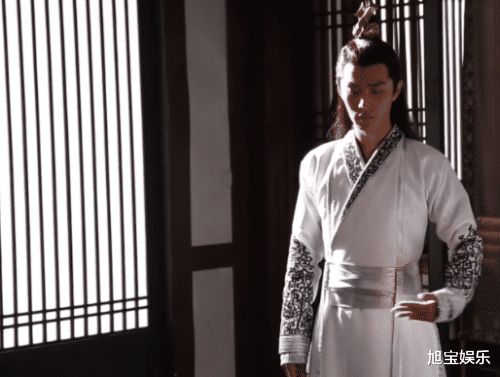 肖战在片场认真工作的照片