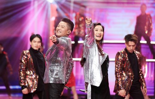 凤凰传奇演唱会上万人合唱画面