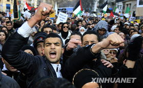 伊朗民众聚集抗议以色列空袭