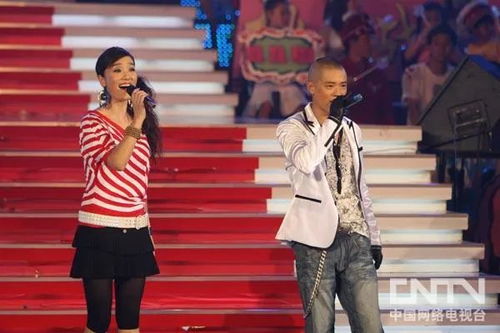 曾毅年轻时期在演出后台照片