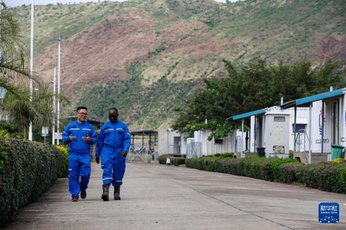 中国工人在中东项目营地合影