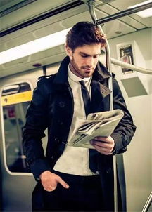 金世佳在图书馆认真学习的照片