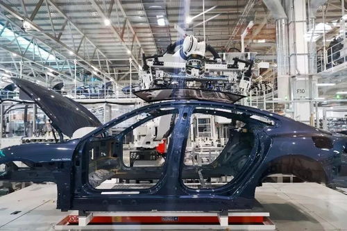 小米汽车工厂内部机械臂作业场景