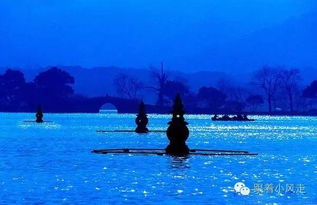 西湖边孩子们奔跑的移轴照片