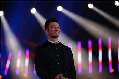 黄晓明在演讲中